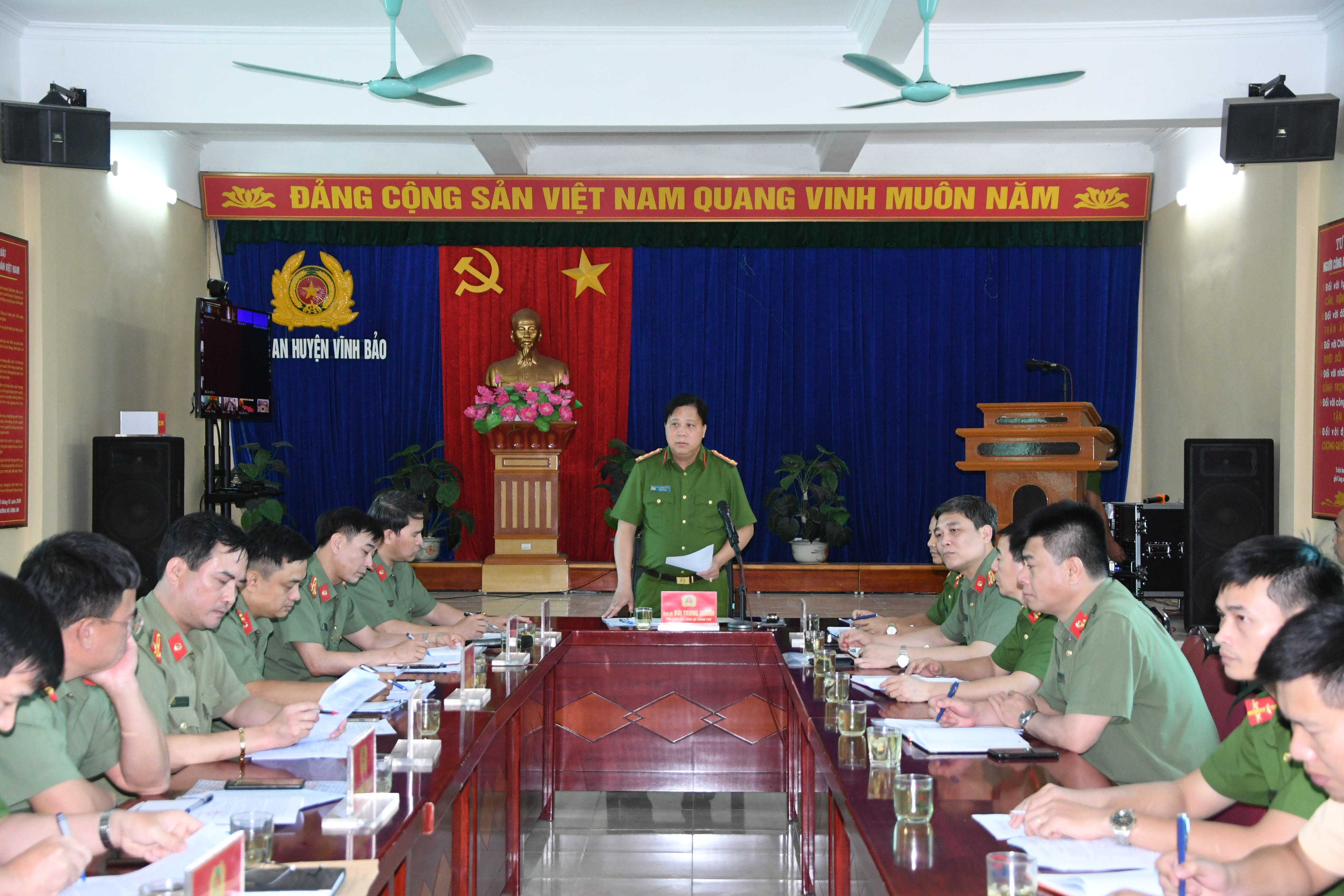 Đại tá Bùi Trung Thành - Phó Giám đốc CATP kiểm tra công tác 6 tháng Công an huyện Vĩnh Bảo